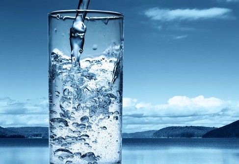 Tại sao phải phân biệt nước khoáng với nước tinh khiết?